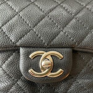 Chanel caviar leather - small - silver chain bag